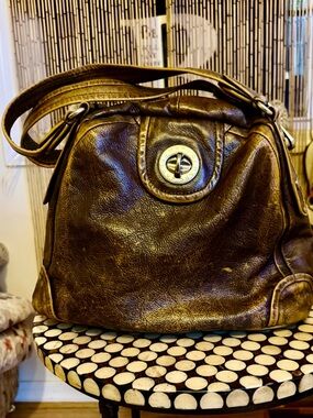 Vintage-Style Brown Leather Shoulder Bag with Turn-Lock Accent